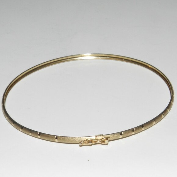 Bracelet 10K Yellow Gold Bangle with Hinged Safety Clasp - Picture 10 of 11